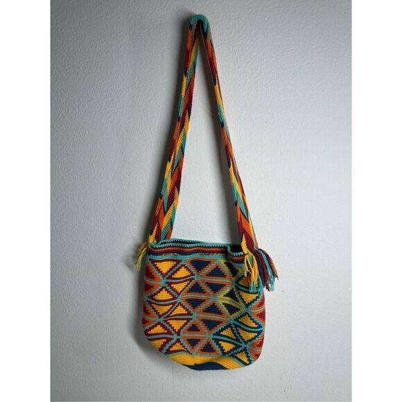 A 100% handmade Authentic Mochila Wayuu Indigenous Colombian Bag - Picture 6 of 14